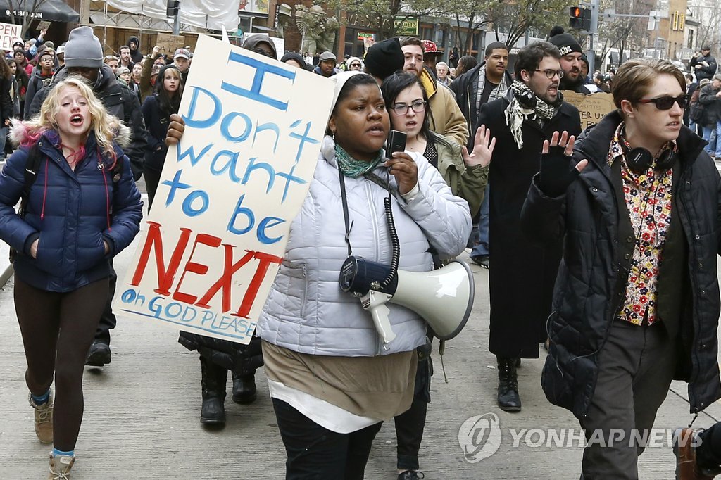 미국 미주리주 퍼거슨에 이어 뉴욕에서도 흑인이 백인경관에 의해 숨지는 사건이 불거진 가운데, 펜실베이니아주 피츠버그에서 4일(현지시간) 시위자들이 재발 방지를 요구하는 문구를 앞세우며 항의 시위를 벌이고 있다. (AP=연합뉴스) 