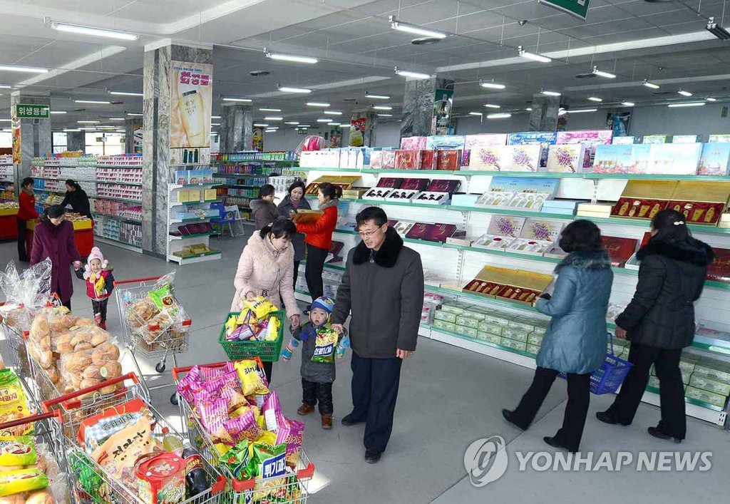 장 보는 북한 주민들