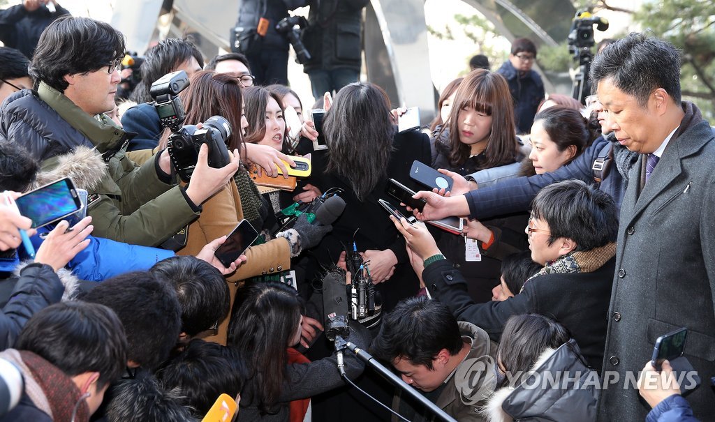 쏟아지는 질문들
(서울=연합뉴스) 신준희 기자 = '땅콩 회항' 사태로 물의를 빚은 대한항공 조현아 전 부사장이 지난달 30일 오전 서울서부지법에서 열린 구속 전 피의자심문(영장실질심사)을 마치고 취재진에 둘러싸인 채 질문을 듣고 있다. 2014.12.30
hama@yna.co.kr