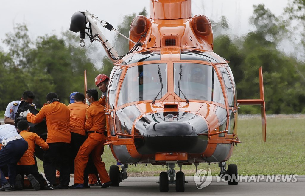 에어아시아 사고기 탑승자 시신 수송하는 인도네시아 헬기(AP=연합뉴스)