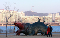 2억원 들여 만든 한강 '괴물' 조형물, 10년 만에 철거 수순