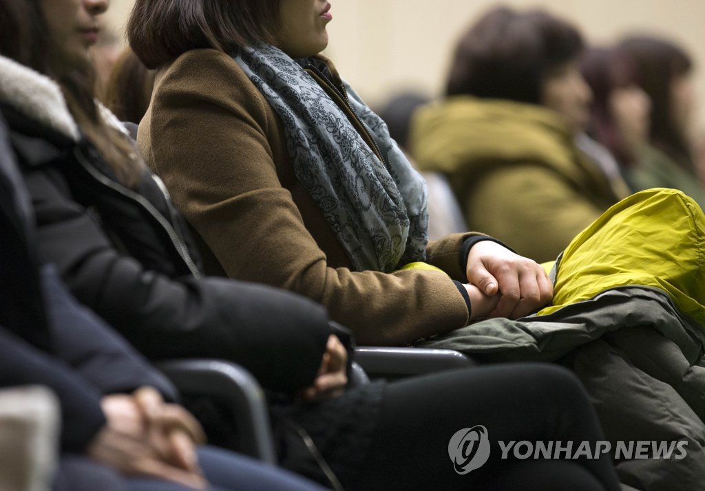 아동 학대 및 성폭력 예방을 위해 21일 오후 서울 동대문구청에서 열린 '2015 어린이집 원장 및 보육교사 소양교육' 에서 참석자들이 두손을 모은 채 아동 학대 예방 교육을 듣고 있다.