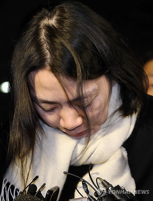 '땅콩회항' 조현아 징역 1년