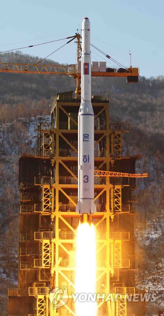 북한 조선중앙통신이 지난 2012년 12월 보도한 평안북도 철산군 동창리에서 발사되고 있는 북한 장거리 로켓 은하3호. << 연합뉴스 DB >>