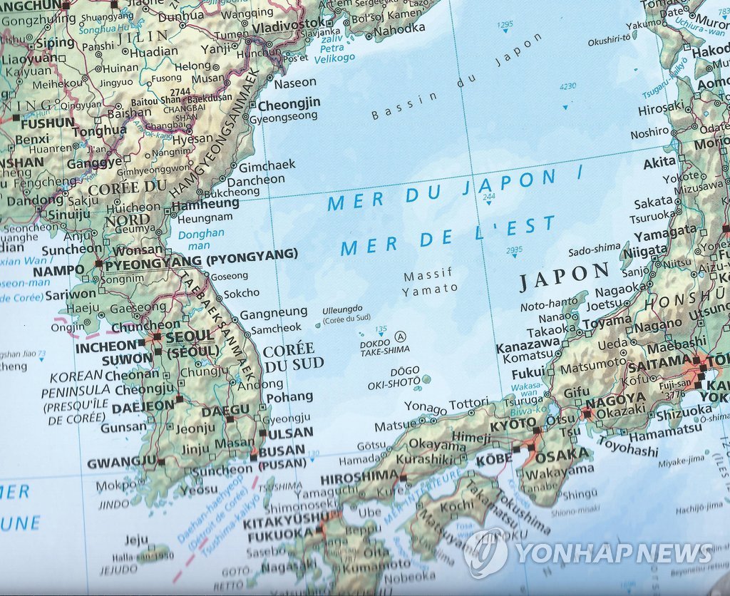 르몽드사 출판부가 펴낸 세계지도책에는 한반도와 일본 사이에 있는 바다를 'MER DU JAPON/MER DE L'EST'(일본해/동해)로 적고 같은 크기의 활자로 표시해 놓은 모습
[이진명 프랑스 리옹3대학 명예 교수 제공=연합뉴스 자료사진]