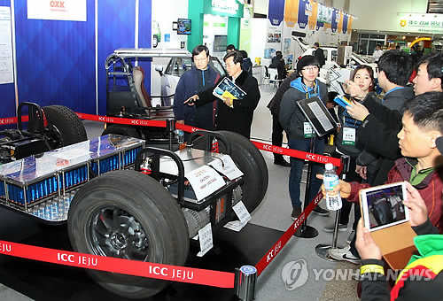 전기차 살펴보는 엑스포 관람객