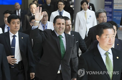 퇴원하는 마크 리퍼트 대사