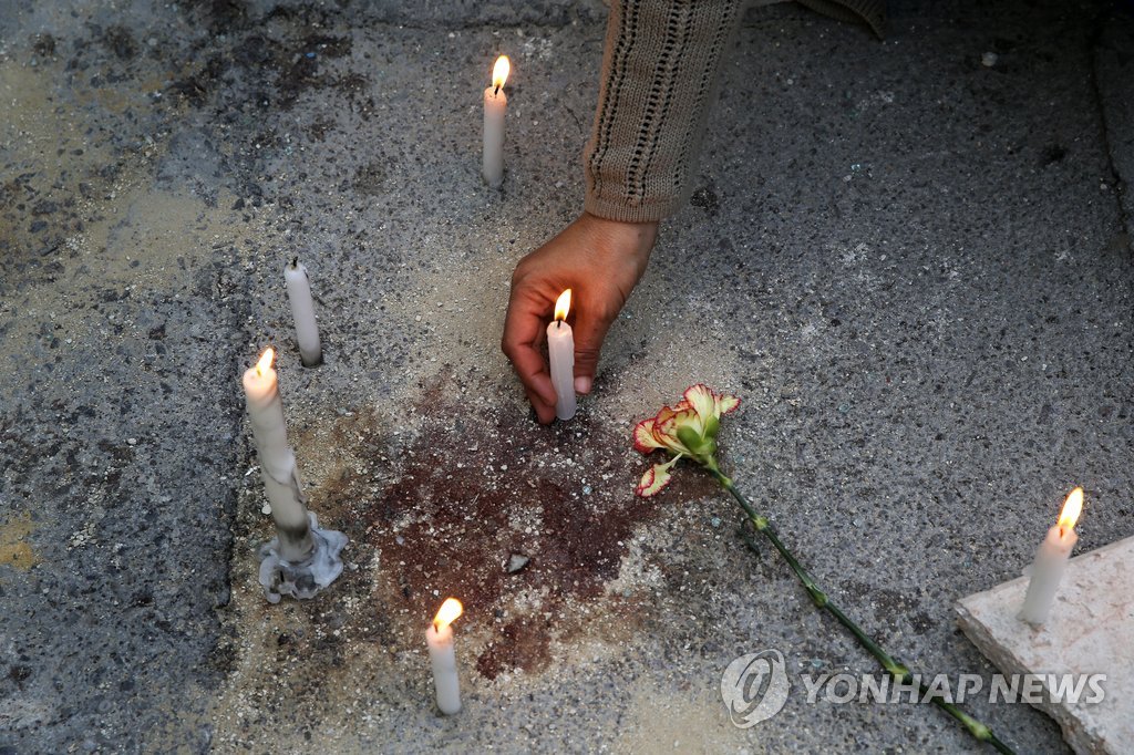 생생한 핏자국에선 아직도 비명이 들리는 듯
(AP=연합뉴스) 외국인 관광객 20명의 목숨을 앗아간 튀니지 수도 튀니스의 바르도 국립박물관 테러 현장에 남아있는 핏자국 위에 19일(현지시간) 한 남자가 촛불을 밝히며 희생자들을 추모하고 있다.
marshal@yna.co.kr