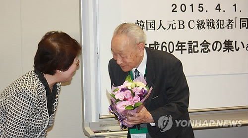 '전범멍에' 식민지 조선인 모임 동진회 60주년 행사
(도쿄=연합뉴스) 조준형 특파원 = 식민지 조선에서 일제의 포로 감시원으로 동원됐다가 전범의 멍에를 뒤집어쓴 이른바 B·C급 전범들의 모임인 동진회(同進會)가 '환갑'을 맞았다. B·C급 전범으로 기소돼 한때 사형수 신분이었던 이학래(90) 씨(재 일본 동진회 회장·오른쪽)가 1일 오후 도쿄 지요다(千代田)구 중의원 제2의원회관에서 결성 60주년 기념행사에서 민주당 가미모토 미에코(神本美惠子) 참의원으로부터 꽃다발을 받고 있다. 2015.4.1
jhcho@yna.co.kr
