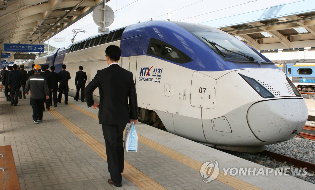 여수엑스포역에서 용산행 KTX 산천 열차에 승객들이 탑승하고 있다. (여수시 제공)
