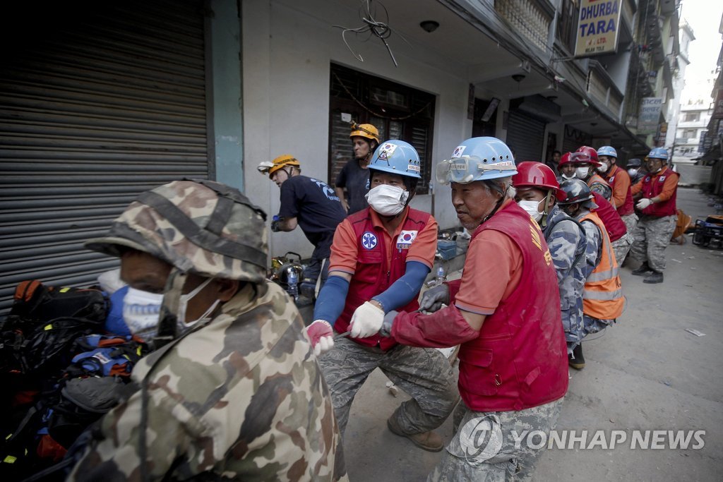 지난 5일(현지시간) 이스라엘, 한국 수색구조팀과 네팔 군인들이 네팔 카트만두의 지진 참사 현장에서 무너진 건물 잔해를 치우는 작업을 함께 하고 있다. (EPA=연합뉴스) 