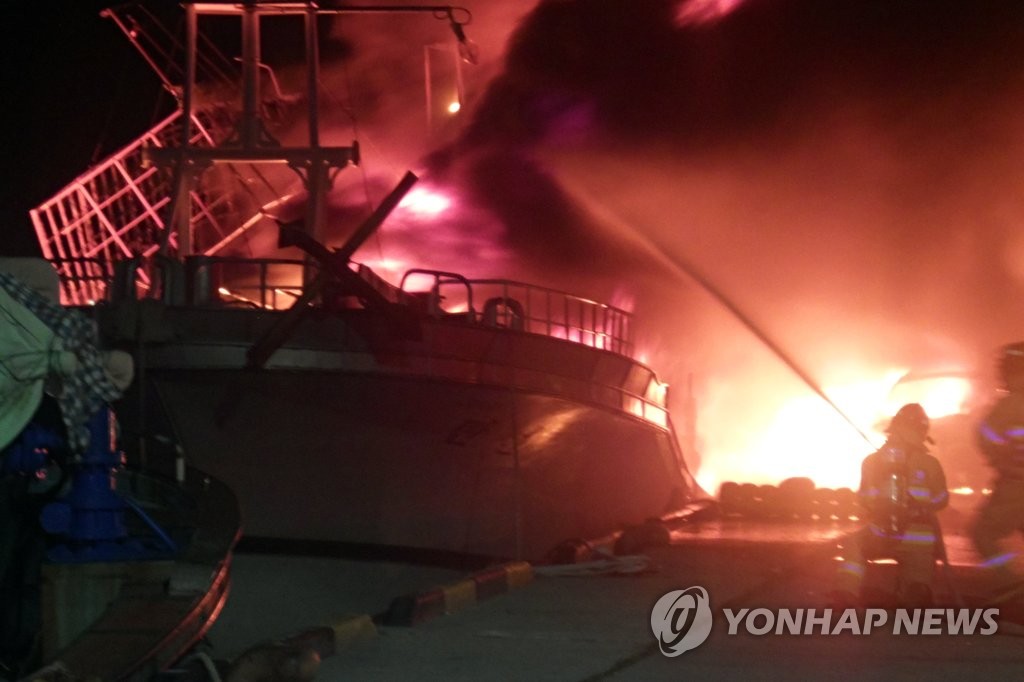 지난 17일 목포 북항 부두에서 정박 중 화재로 전소된 선박의 모습. (연합뉴스 자료사진)