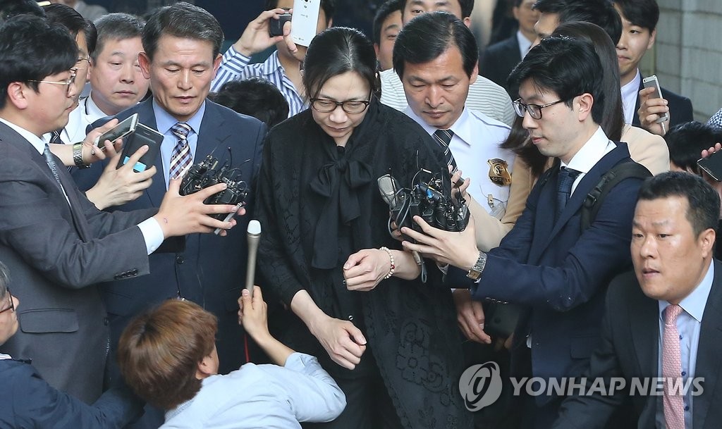 '땅콩회항' 사건으로 항소심에서 징역 10월에 집행유예 2년을 선고받고 석방된 조현아 전 대한항공 부사장이 지난 22일 서울 서초동 서울고법에서 나오고 있다. 