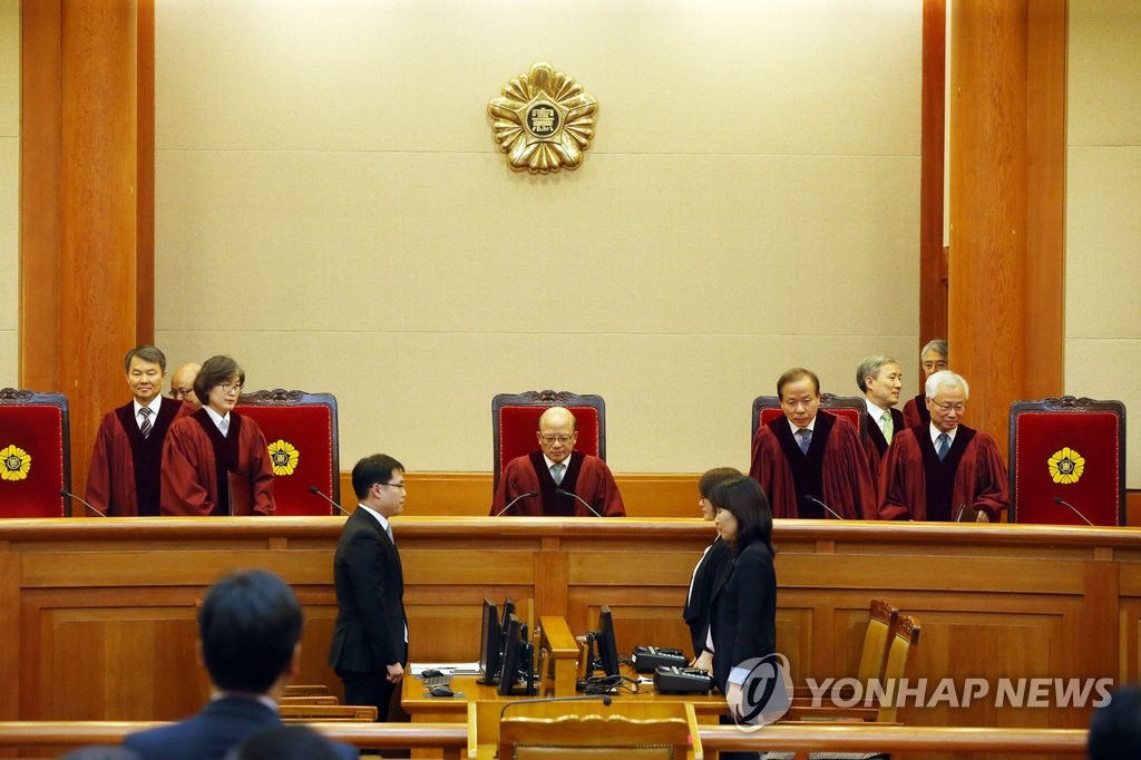 헌법재판소 대심판정에 입장하고 있는 헌법 재판관들 [연합뉴스 자료사진]