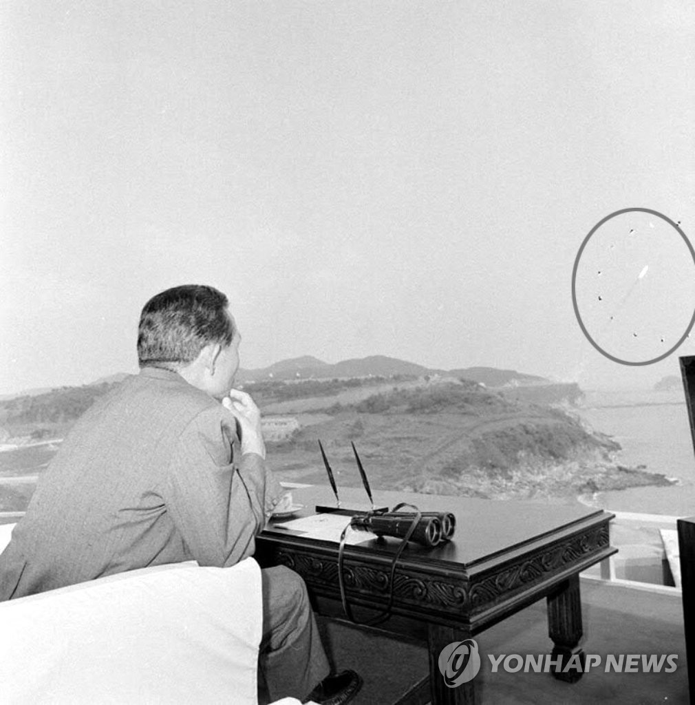 한국 최초 미사일 참관하는 박정희 전 대통령