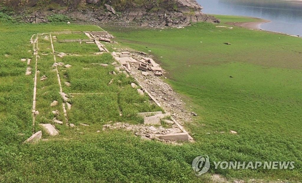 가뭄에 뼈대 드러낸 대청호 수몰학교