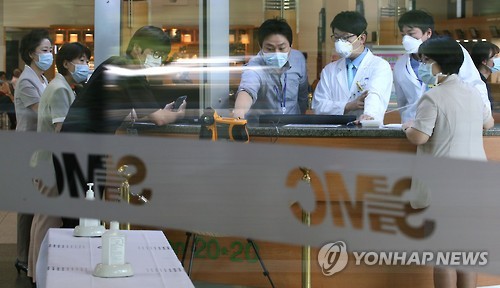서울삼성병원 출입구에서 병원 관계자들이 열화상 카메라를 점검하고 있다.