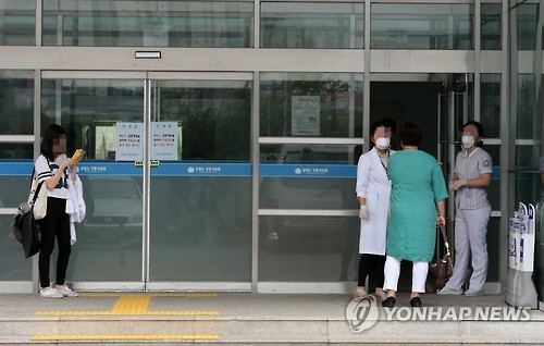 외래 진료 폐쇄한 강릉의료원(연합뉴스 자료사진)