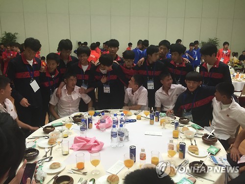 2015 제2회 국제 유소년 U-15(15세 이하) 축구대회 폐막 하루 전인 지난 23일 오후 양각도국제호텔 연회장에서 경기도 대표팀과 4.25체육단 선수들이 어울려 대화를 나누고 있다. (연합뉴스 자료사진)