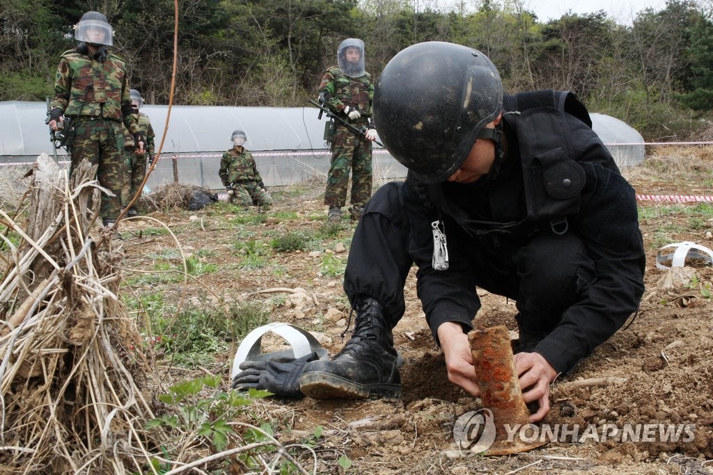 지뢰 제거 작업 중인 군 폭발물처리반(EOD)의 모습 [연합뉴스 자료사진]