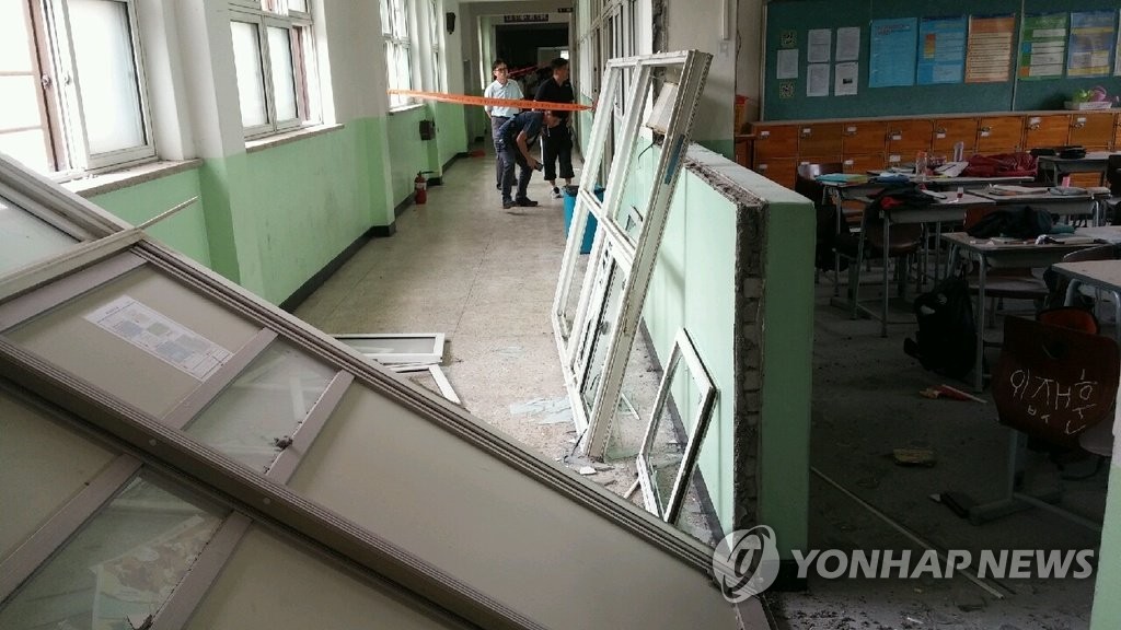 부탄가스 폭팔 사고가 난 서울 양천구의 한 중학교 (연합뉴스 자료사진)