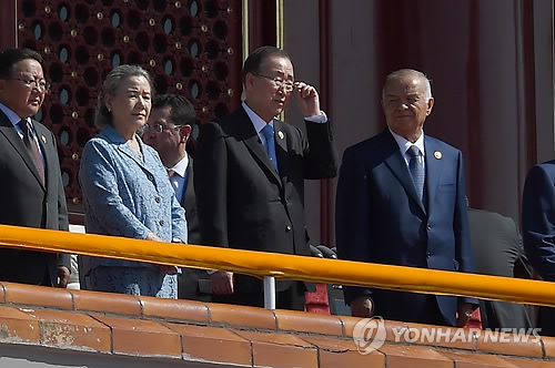 (베이징 AP=연합뉴스) 9월 3일(현지시간) 중국 베이징 톈안먼 성루에서 반기문 유엔 사무총장(오른쪽 2번째)이 부인 유순택 여사와 함께 항일전쟁 승리 70주년 기념 군사 퍼레이드를 바라보고 있다.