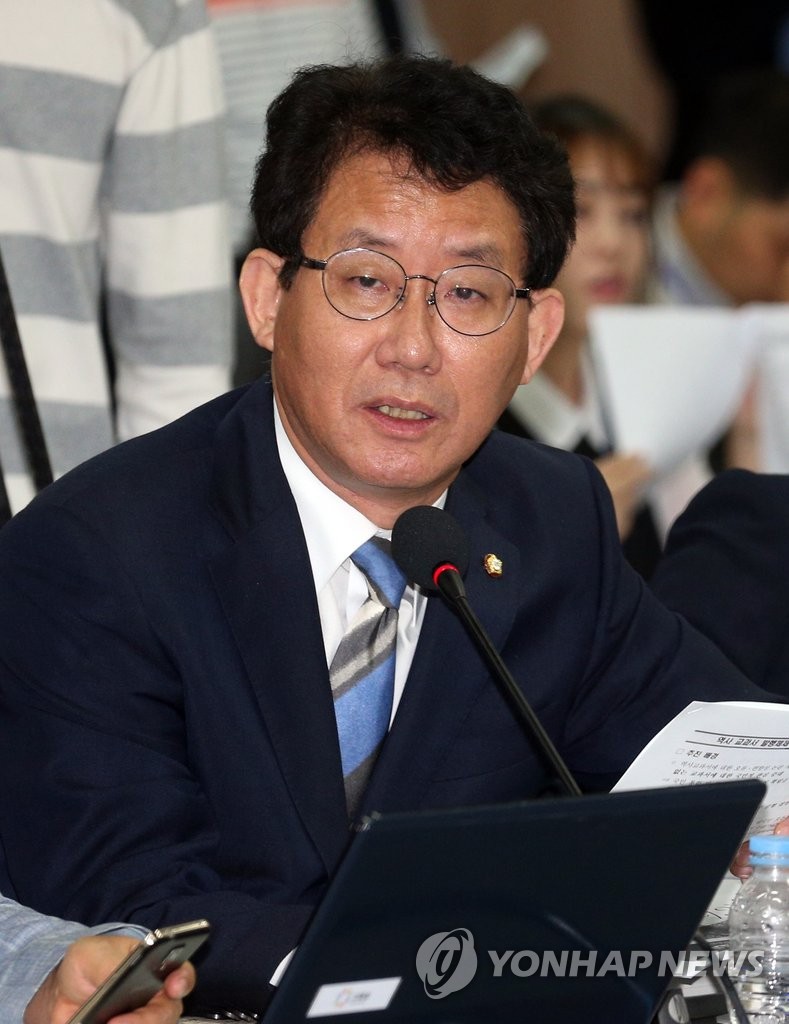 질의하는 새정치민주연합 유기홍 의원 (연합뉴스 자료사진)