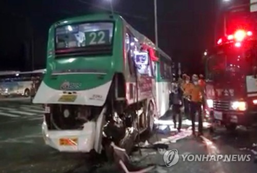 서울 공항동서 버스 2대 충돌..2명 사망·40여명 부상