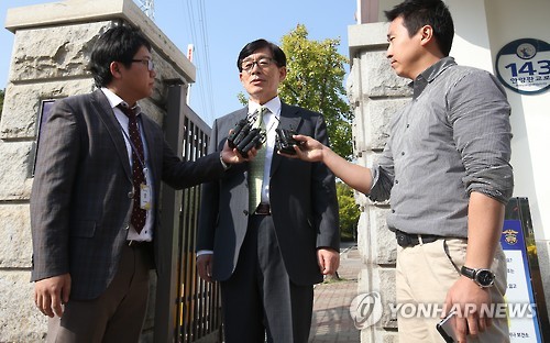 원세훈 전 국정원장, 구속 240일 만에 보석 석방