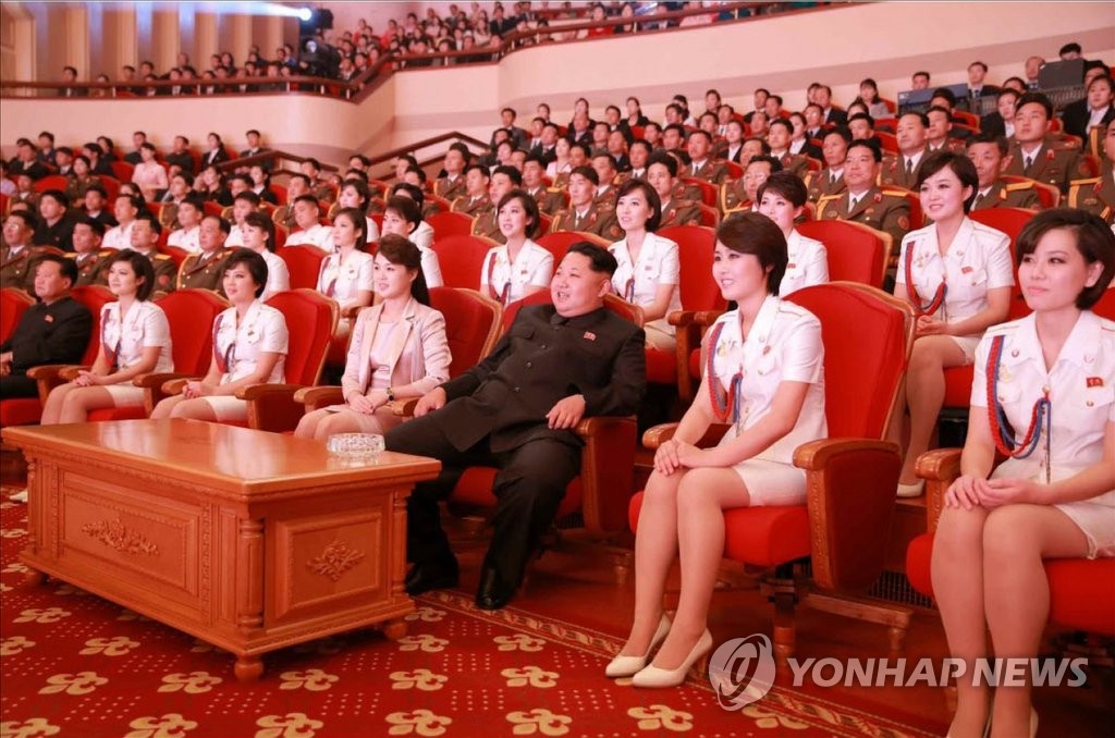 모란봉악단과 함께 앉아 청봉악단 공연 보는 김정은 부부