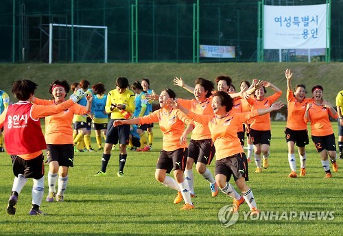 "순이엄마, 패스!"…용인서 '줌마렐라 축구 페스티벌'