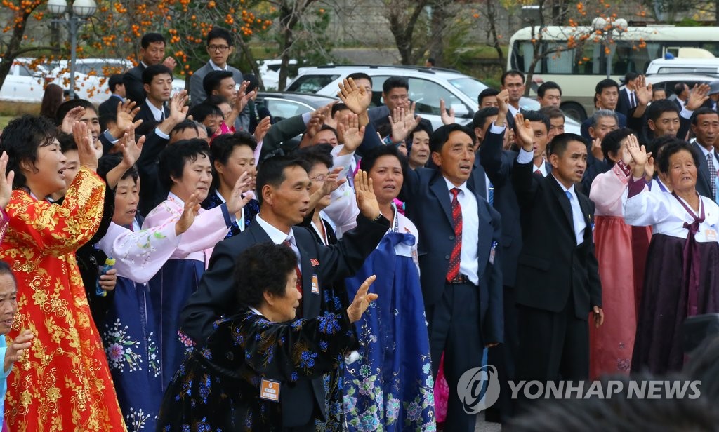 <이산상봉> 남측 가족 배웅하는 북측 가족