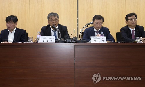 답하는 정용석 본부장