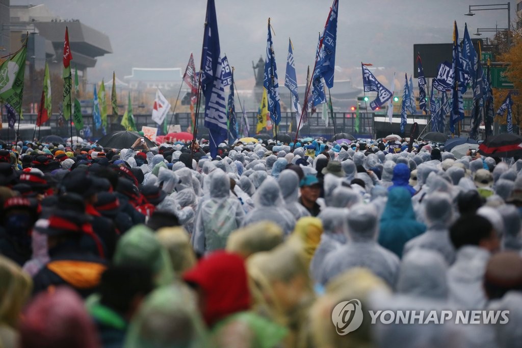 지난 14일 서울 도심에서 열린 '민중총궐기 투쟁대회'에 참가한 시위대가 광화문 광장 방향으로 행진하고 있다. <<연합뉴스 자료사진>>