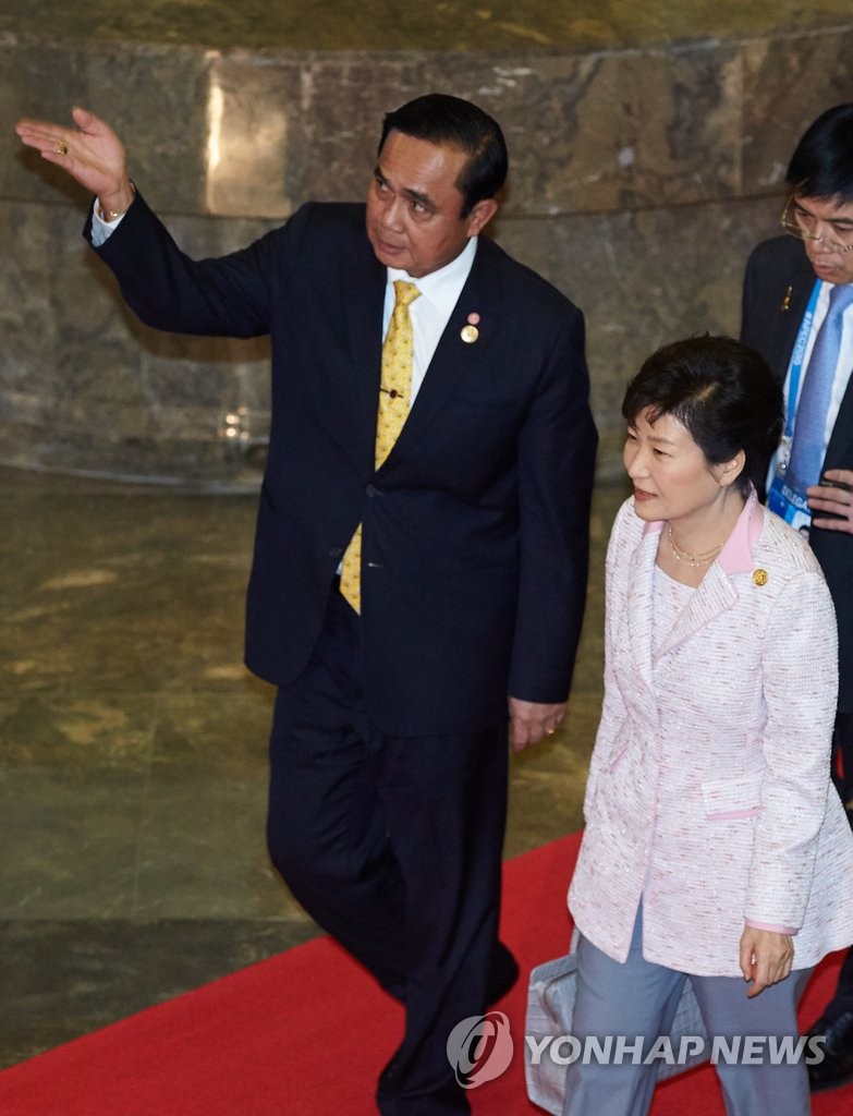 태국 총리와 대화하는 박 대통령