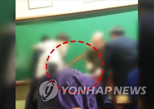 작년 1월 경기도 이천지역 고교생들이 교실에서 기간제 교사를 폭행한 '빗자루 교사 폭행 사건' [연합뉴스 TV 캡처]