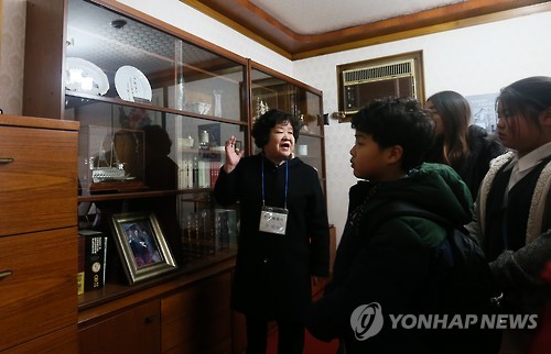 최규하 대통령 가옥 찾은 시민들