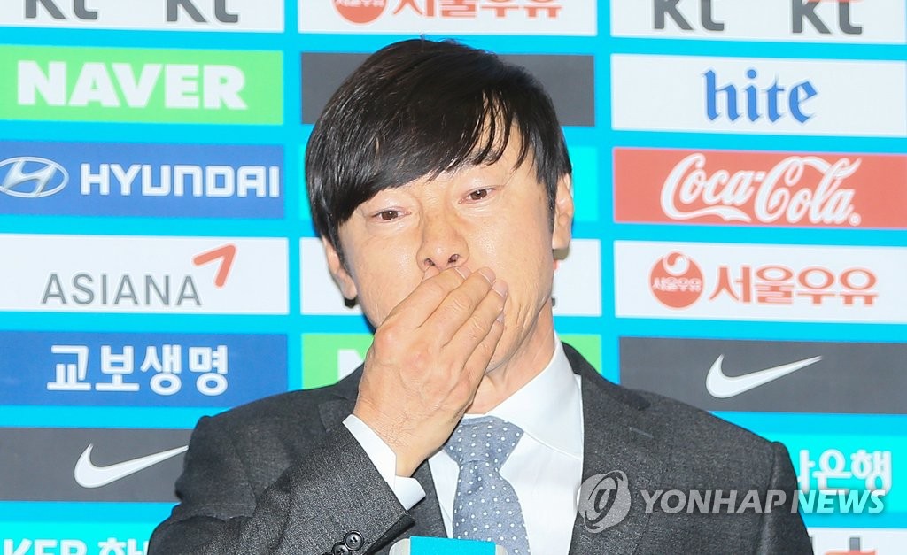 질문받는 신태용 감독