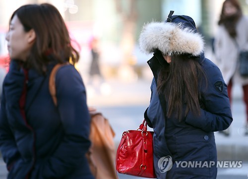 '반짝 추위'에 무장한 시민들