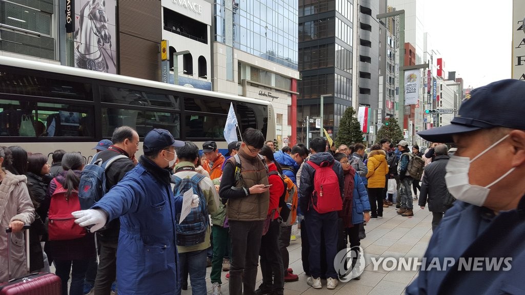 춘제 앞두고 중국인 관광객으로 붐비는 도쿄 긴자