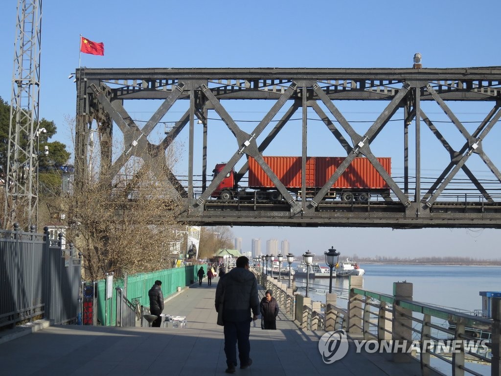 2016년 2월 북한에서 중국 세관으로 향하는 차량