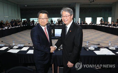 악수하는 금융위원장-금감원장