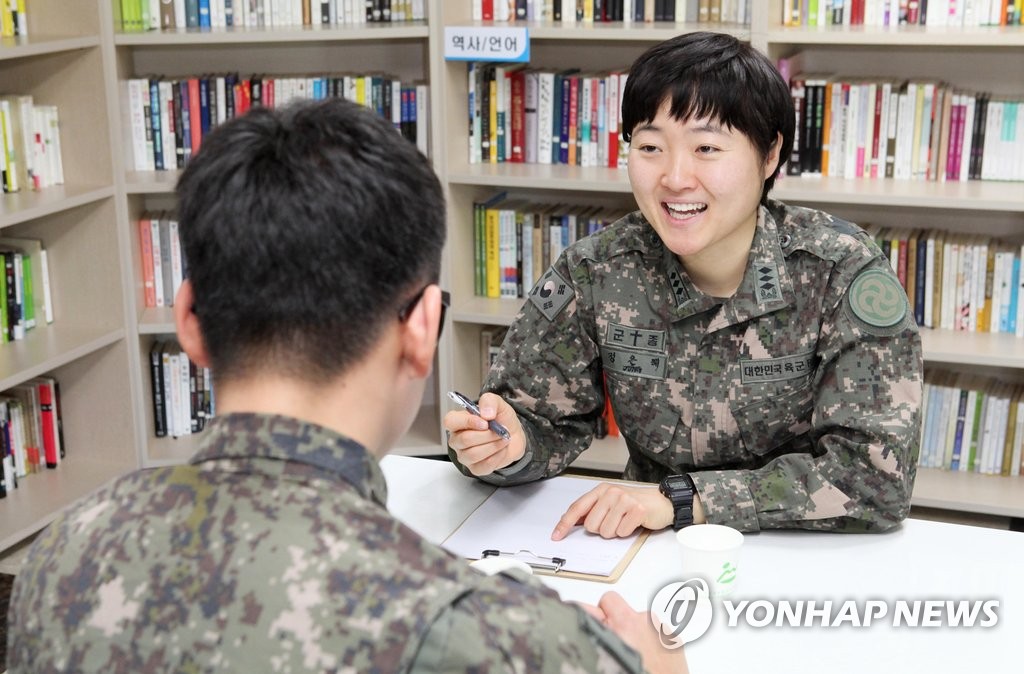 "병사들의 따뜻한 누나"…최전방부대 여군 군종장교