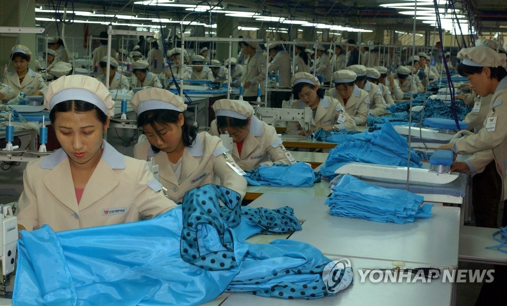 2013년 9월 개성공단에서 근로자들이 작업하고 있다. (연합뉴스 자료사진)
