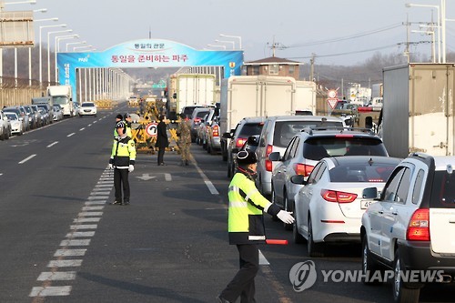 <개성공단 중단> 개성공단 향하는 차량들