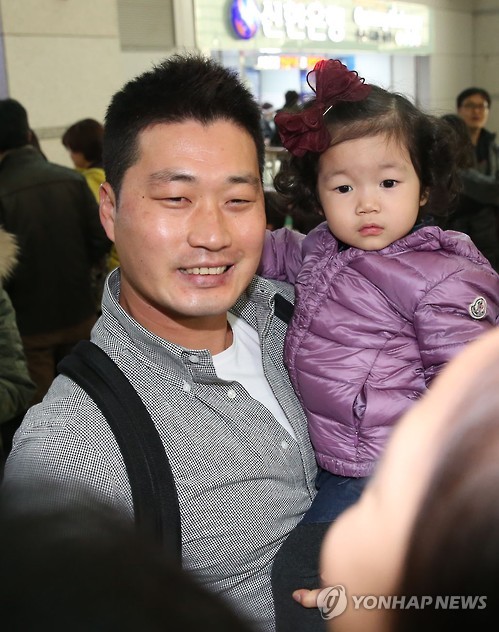 가족들과 인사하는 오승환