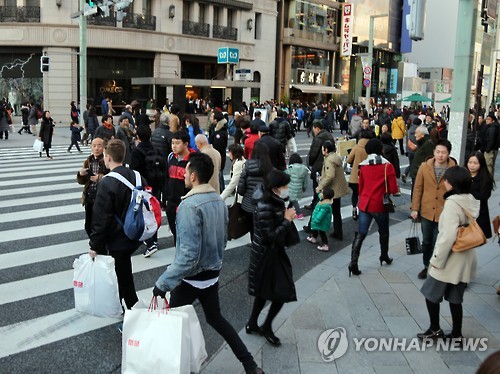 휴일 맞아 행인으로 붐비는 도쿄 긴자 거리