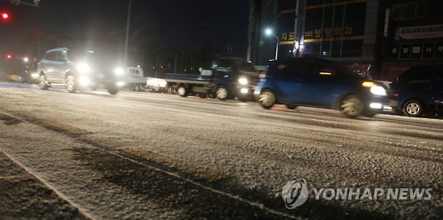 제주 일부 시내권 도로에 눈…출근길 거북이 운행