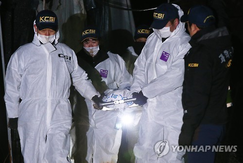 '큰딸' 사체 이송하는 경찰