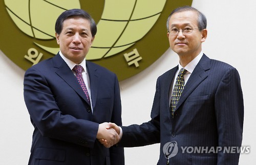 악수하는 한중 외교차관
